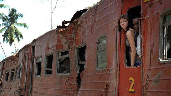 Посетители смотрят изнутри разбитого вагона Королевы моря, поезда, который был сметен гигантскими волнами цунами в Пералии, Шри-Ланка в 2005 году - Sputnik भारत