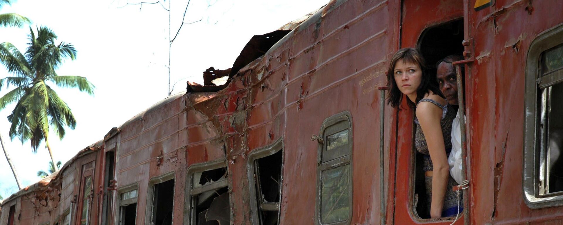 Посетители смотрят изнутри разбитого вагона Королевы моря, поезда, который был сметен гигантскими волнами цунами в Пералии, Шри-Ланка в 2005 году - Sputnik भारत, 1920, 18.05.2024