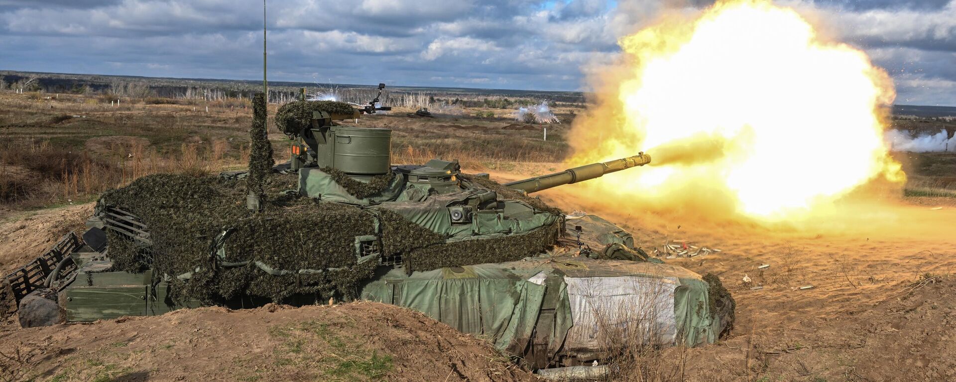 A Russian Army T-90 M Proryv (Breakthrough) tank fires at a training ground in the course of Russia's military operation in Ukraine, at the unknown location, Russia. - Sputnik भारत, 1920, 29.06.2024