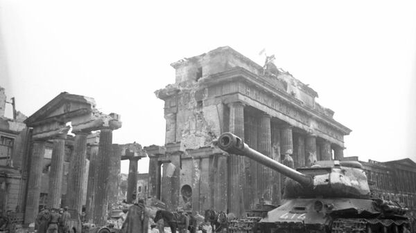 Soviet red banner raised over the Brandenburg Gate in Berlin. May 2, 1945 - Sputnik भारत