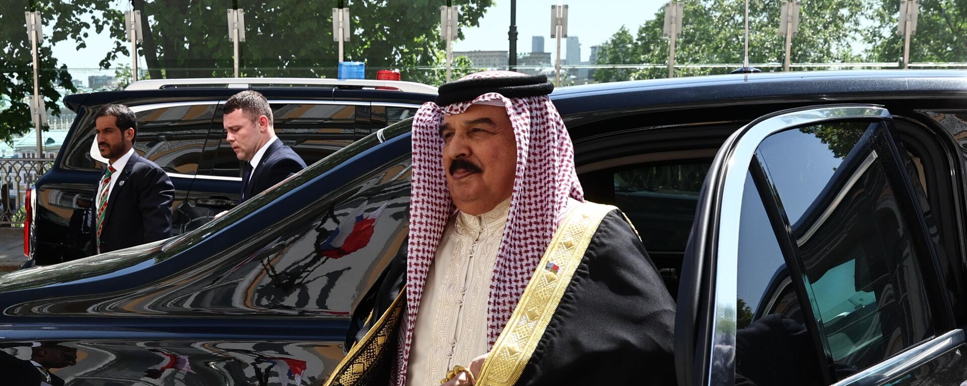 King of Bahrain Hamad bin Isa Al Khalifa gets out of a car as he arrives for a meeting with Russian President Vladimir Putin at the Kremlin in Moscow, Russia. - Sputnik भारत, 1920, 23.05.2024