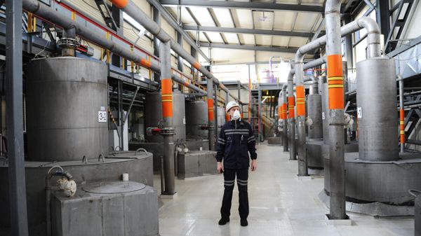  A worker at a workshop of the Khiagda enterprise in the Republic of Buryatia beginning preparations for the development of the Istochnoye and Verhinskoye natural uranium deposits at the Khiagda ore field. - Sputnik भारत