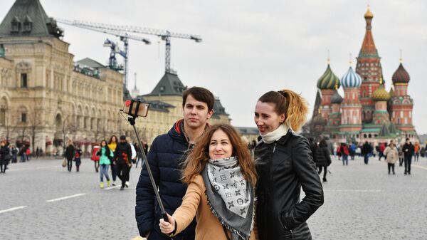 People doing selfie in Red Square, Moscow - Sputnik India