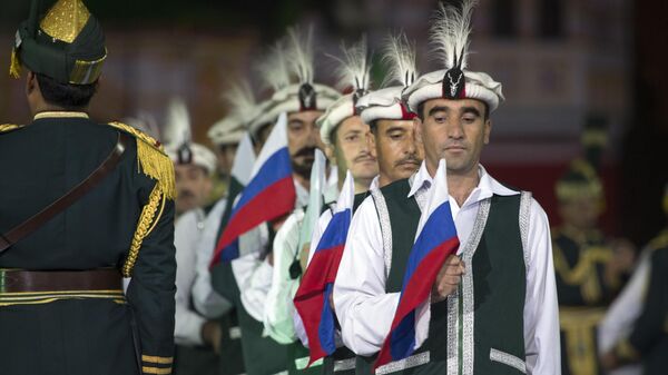 Members of the Armed Forces Band of Pakistan hold Russian and Pakistan national flags - Sputnik भारत