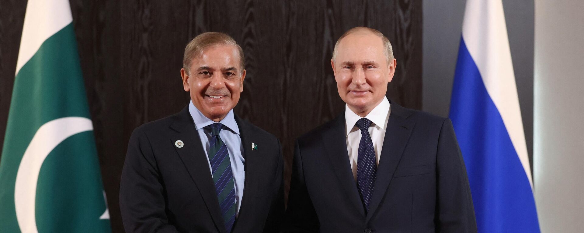 Russian President Vladimir Putin meets with Prime Minister of Pakistan Shehbaz Sharif on the sidelines of the Shanghai Cooperation Organisation (SCO) leaders' summit in Samarkand on September 15, 2022. - Sputnik India, 1920, 25.05.2024