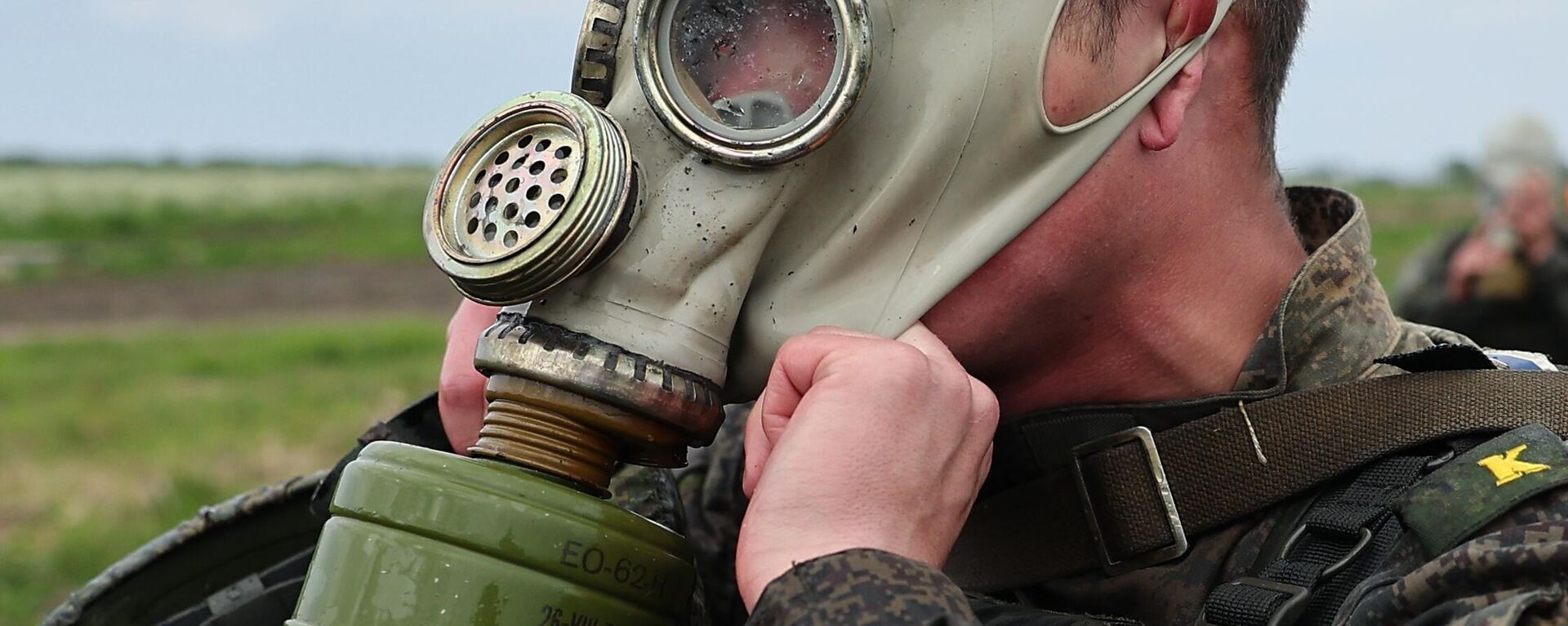 A Russian serviceman puts on a gas mask as takes part in the 2022 Seaborne Assault naval infantry units contest at Khmelevka training ground, in Kaliningrad region, Russia. - Sputnik भारत, 1920, 28.05.2024