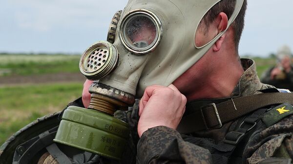 A Russian serviceman puts on a gas mask as takes part in the 2022 Seaborne Assault naval infantry units contest at Khmelevka training ground, in Kaliningrad region, Russia. - Sputnik भारत