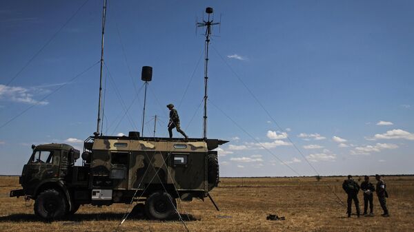 Servicepersons by the Zhitel jamming communication station during the district stage of the field training competition held among units of electronic warfare of the Southern Military District at Nikolo-Aleksandrovsky training range, Stavropol Territory - Sputnik भारत