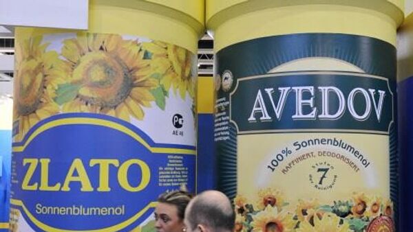 Visitors stroll past larger-than-life replicas of Russian sunflower cooking oil at the International Green Week (Gruene Woche) Food and Agriculture Trade Fair in Berlin on January 22, 2009. The Netherlands took center stage as the guest of honor at this event, which was held from January 16 to 25, 2009. - Sputnik India