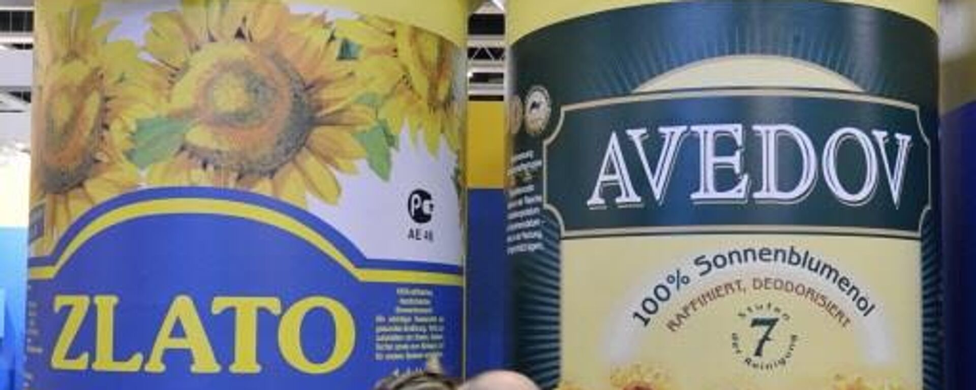 Visitors stroll past larger-than-life replicas of Russian sunflower cooking oil at the International Green Week (Gruene Woche) Food and Agriculture Trade Fair in Berlin on January 22, 2009. The Netherlands took center stage as the guest of honor at this event, which was held from January 16 to 25, 2009. - Sputnik India, 1920, 29.05.2024