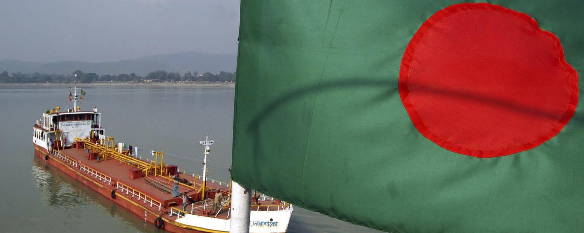 A Bangladeshi oil carrier transporting high speed diesel from Indias Numaligarh Refinery halts at Pandu Port on River Brahmaputra for customs clearance in Gauhati, India Thursday, Dec. 20, 2007. - Sputnik भारत, 1920, 06.08.2024