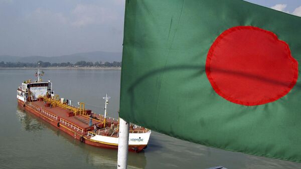 A Bangladeshi oil carrier transporting high speed diesel from Indias Numaligarh Refinery halts at Pandu Port on River Brahmaputra for customs clearance in Gauhati, India Thursday, Dec. 20, 2007. - Sputnik भारत