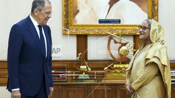 In this photo released by Russian Foreign Ministry Press Service, Russian Foreign Minister Sergey Lavrov and Prime Minister of Bangladesh Sheikh Hasina smile as they talk to each other during their meeting in Dhaka, Bangladesh, Friday, Sept. 8, 2023.  - Sputnik भारत