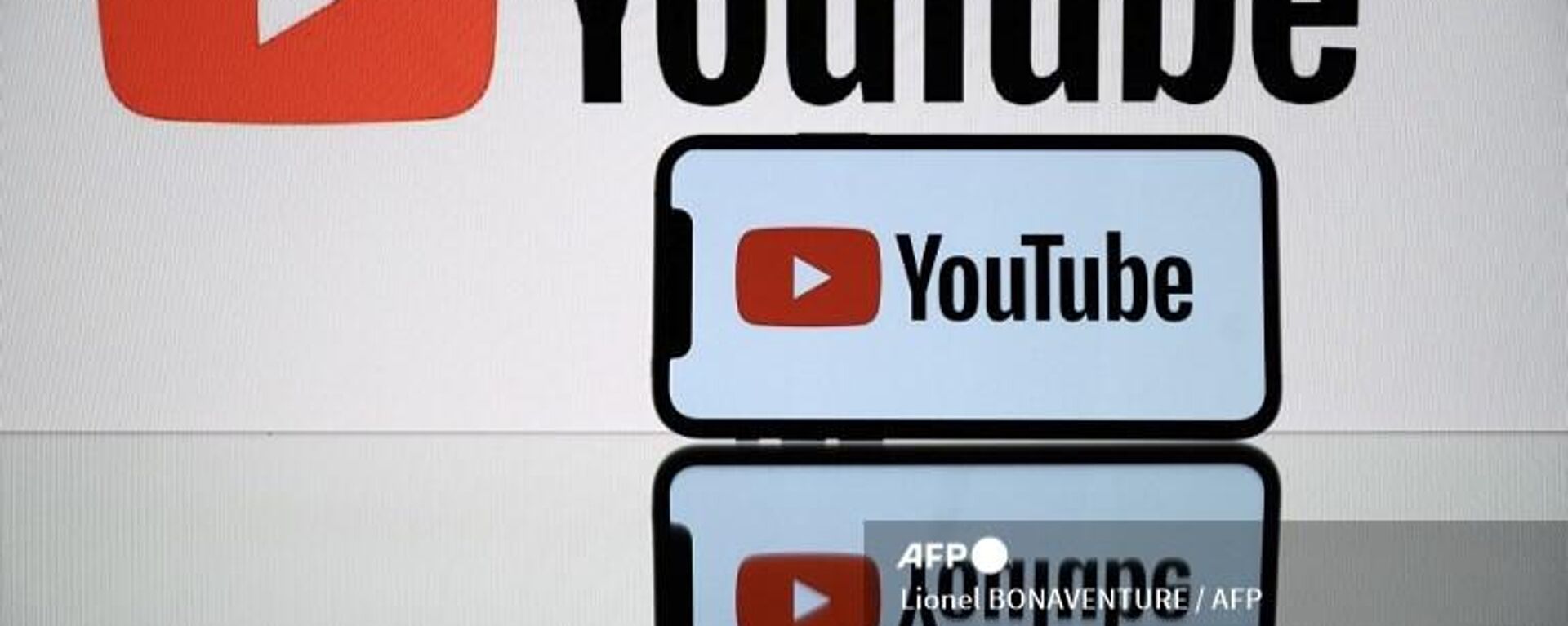 A picture taken on October 5, 2021 in Toulouse shows the logo of Youtube social media displayed by a by a tablet and a smartphone. (Photo by Lionel BONAVENTURE / AFP) - Sputnik भारत, 1920, 03.06.2024