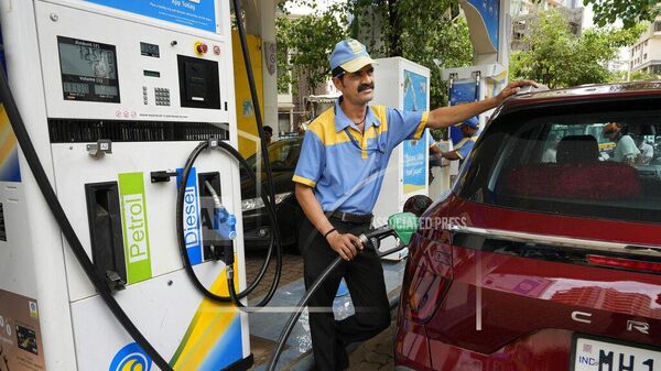 An employee of a Bharat petroleum fuel station fills petrol in a vehicle in Mumbai, India, Saturday, June 11, 2022. India and other Asian nations are becoming an increasingly vital source of oil revenues for Moscow as the U.S. and other Western countries cut their energy imports from Russia in line with sanctions over its war on Ukraine. (AP Photo/Rajanish kakade) - Sputnik India
