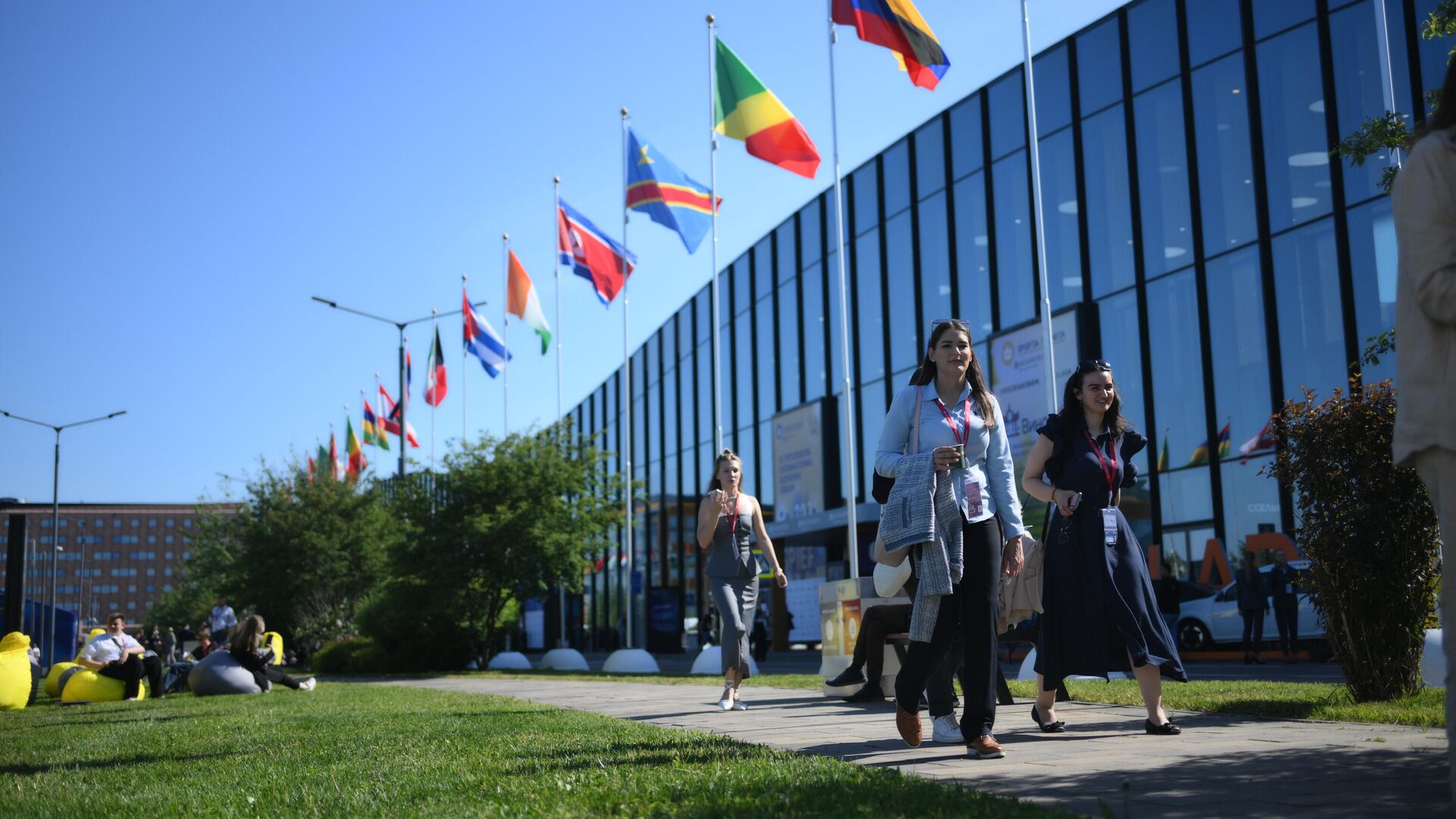 SPIEF-2024. Forum participants at the ExpoForum Congress and Exhibition Centre. - Sputnik भारत, 1920, 06.06.2024