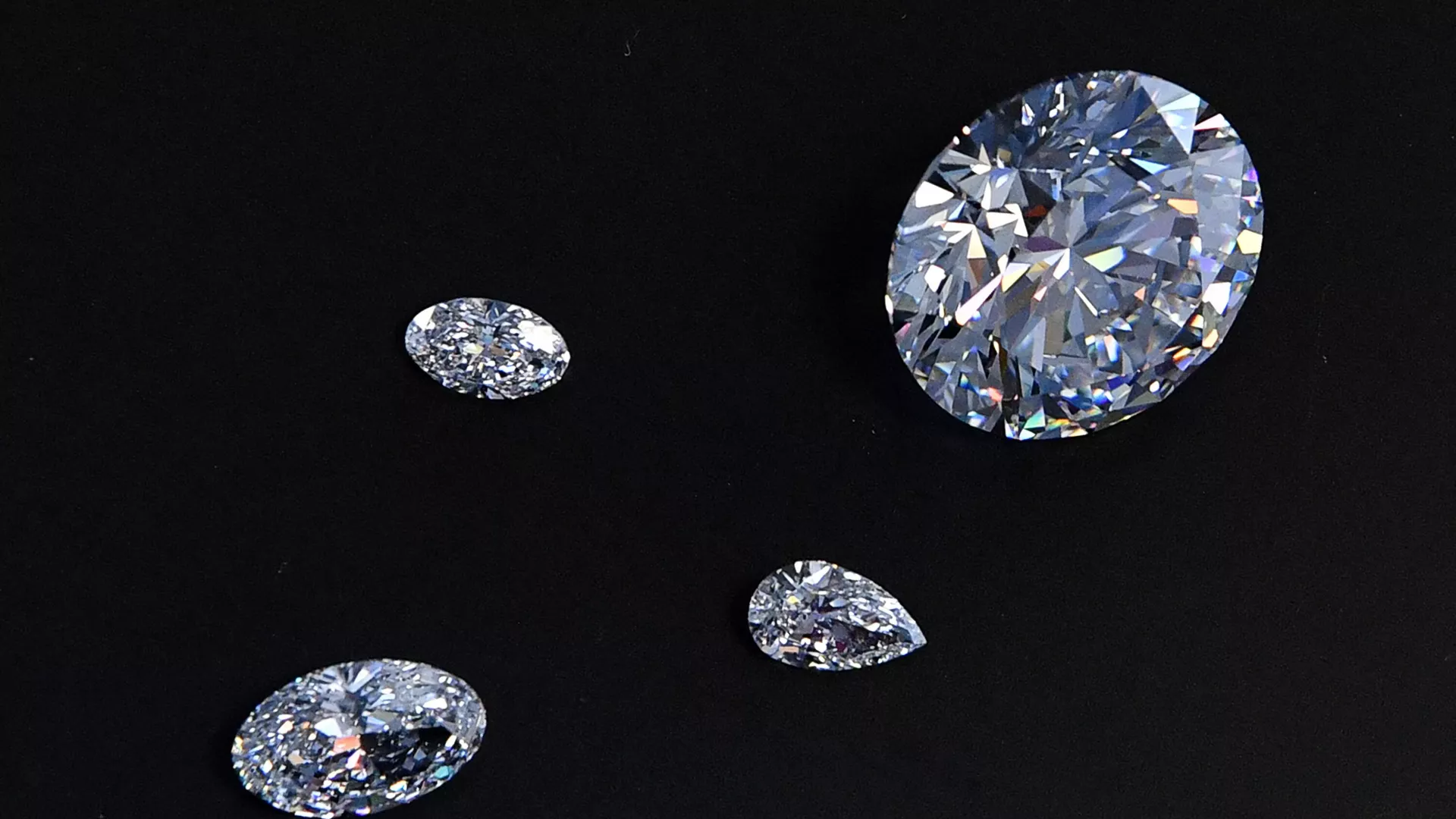 A view of the main 51.38-carat round-cut diamond, the Dynasty, among other gems from Russian diamond miner Alrosa’s Dynasty polished diamonds collection in Moscow on August 3, 2017. The collection of five polished stones was manufactured from a 179-carat Romanovs rough diamond, extracted at the company’s Nyurbinskaya kimberlite pipe in Russia's far northeast region of Yakutia in 2015. Alrosa plans to sell the whole collection in one set at a special online auction in November with the starting price not less than $10 million, according to the company’s CEO Ivanov. (Photo by Yuri KADOBNOV / AFP)