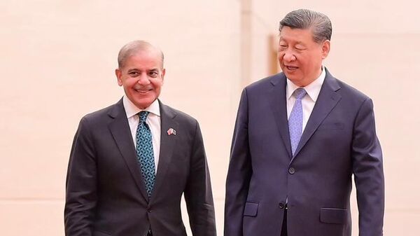 Chinese President Xi Jinping meets with Pakistani Prime Minister Shehbaz Sharif in Beijing. - Sputnik India