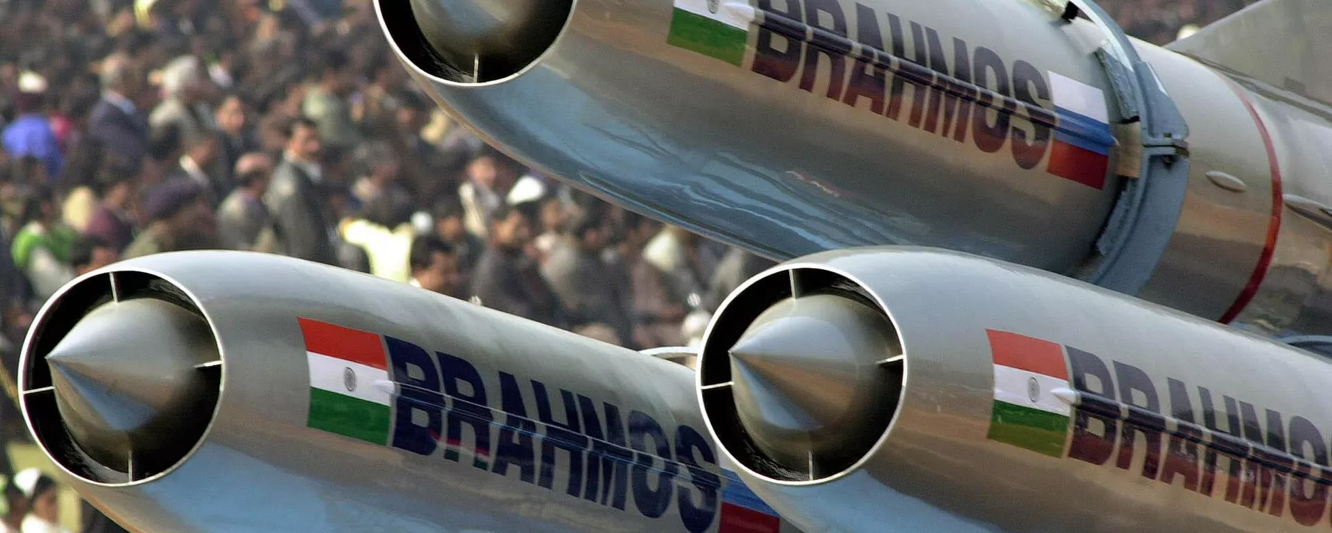 India's supersonic Brahmos cruise missiles pass during a full dress rehearsal of a Republic Day parade in New Delhi, India, Thursday, Jan. 23, 2003. The Brahmos missile will be displayed for the first time on the 55th Indian Republic Day on Jan. 26. The missile is being developed jointly by Russian and Indian scientists. Brahmos missile can hit underwater and overland targets located between 100 to 300 kilometers (60 to 180 miles) away and is expected to be inducted into the Indian Navy by 2004. (AP Photo/Ajit Kumar) - Sputnik भारत, 1920, 16.04.2025