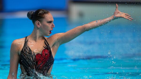 Svetlana Kolesnichenko clinched the gold medal in the solo technical program in synchronized swimming at the BRICS Games in Kazan - Sputnik भारत