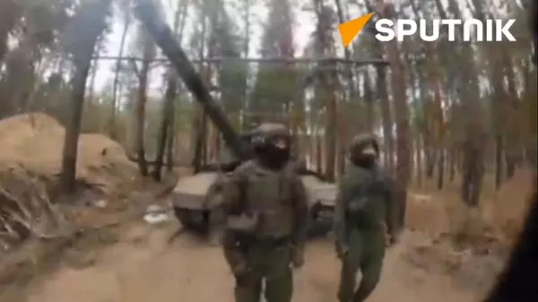 A Russian T-72B3M tank crew hit a cluster of Ukrainian infantry and armored vehicles on the right bank of the Dnepr River in the Kherson region - Sputnik भारत
