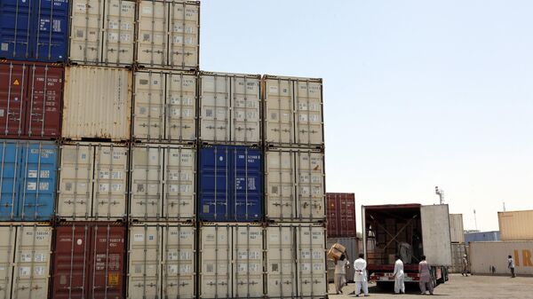 Iranian workers transfer goods from a cargo container to trucks at the Kalantari port in city of Chabahar on May 12, 2015. - Sputnik भारत