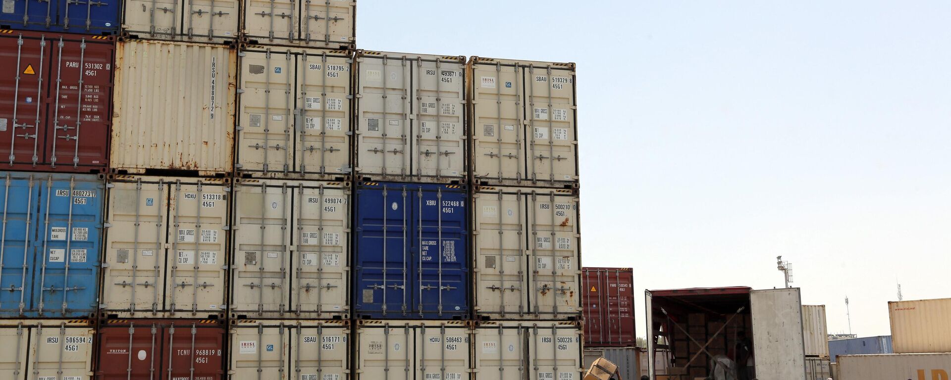 Iranian workers transfer goods from a cargo container to trucks at the Kalantari port in city of Chabahar on May 12, 2015. - Sputnik India, 1920, 16.06.2024