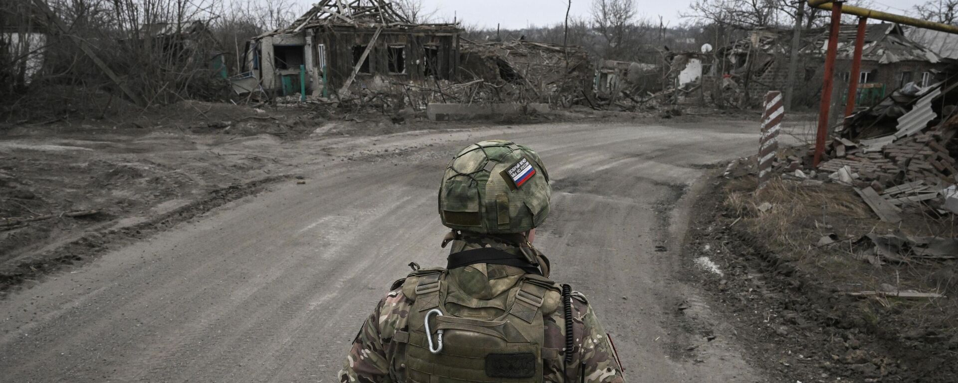 A sapper of the Centre group of forces inspects an area for explosive devices amid Russia's military operation in Ukraine, in the town of Avdeyevka near Donetsk, Donetsk People's Republic, Russia. - Sputnik भारत, 1920, 17.06.2024