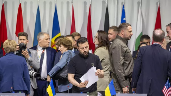  Ukraine's President Volodymyr Zelensky (C) looks at papers as he attends a plenary session at the Summit on peace in Ukraine, at the luxury Burgenstock resort, near Lucerne, on June 16, 2024. - Sputnik भारत