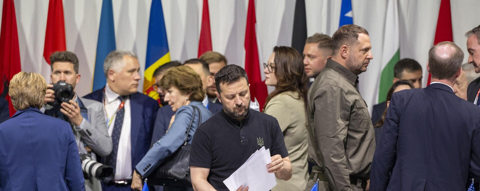  Ukraine's President Volodymyr Zelensky (C) looks at papers as he attends a plenary session at the Summit on peace in Ukraine, at the luxury Burgenstock resort, near Lucerne, on June 16, 2024. - Sputnik भारत, 1920, 17.06.2024