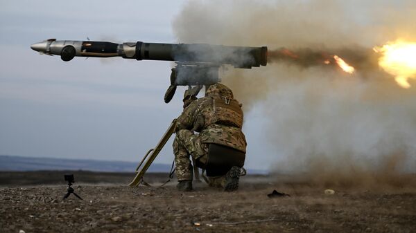 A serviceman of the Tsentr Battlegroup of Russian Armed Forces perfects his skills in firing Kornet anti-tank missile system. - Sputnik भारत