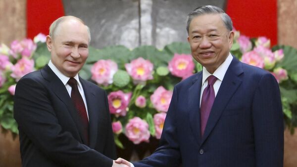 Russian President Vladimir Putin and Vietnamese President To Lam  - Sputnik भारत