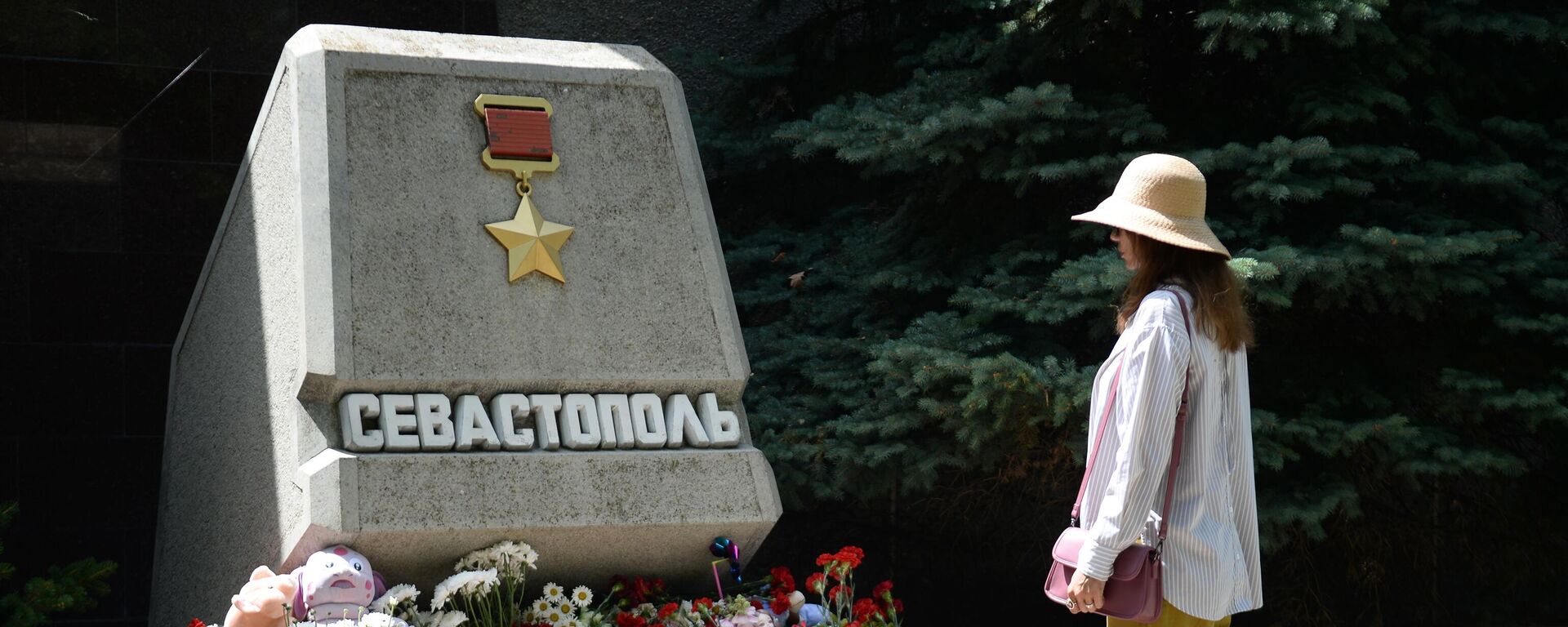 A woman visits a makeshift memorial to victims of a shelling, which Russian authorities said was a Ukrainian missile attack in the course of Russia's military operation in Ukraine, at the Alley of Hero Cities on a day of mourning in Sevastopol, Republic of Crimea, Russia - Sputnik भारत, 1920, 27.06.2024