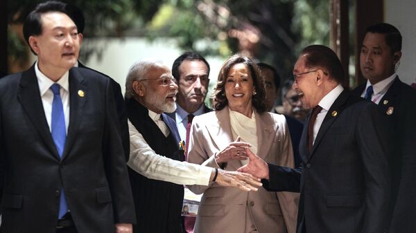 Премьер-министр Малайзии Анвар Ибрагим пожимает руку премьер-министру Индии Нарендре Моди на саммите АСЕАН в Джакарте, Индонезия - Sputnik भारत
