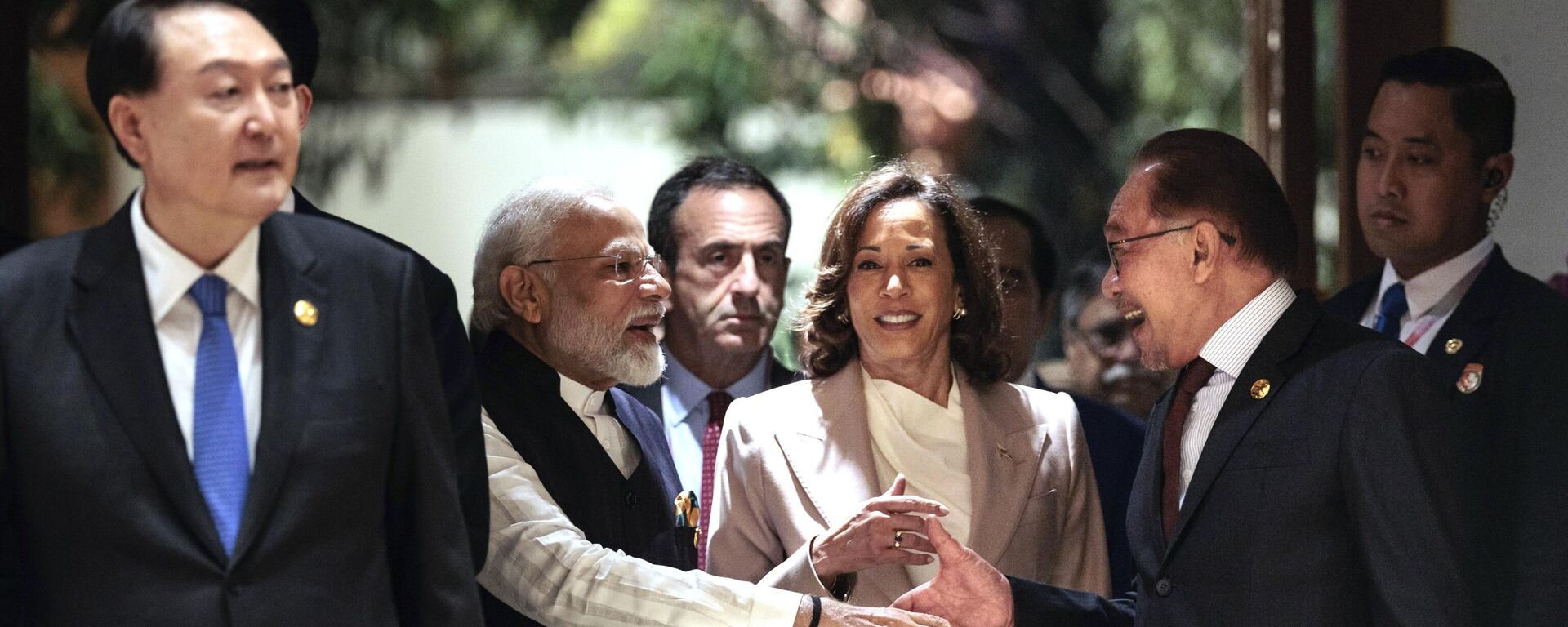 Malaysian Prime Minister Anwar Ibrahim shakes hands with Indian Prime Minister Narendra Modi at the ASEAN Summit in Jakarta, Indonesia, Sept. 7, 2023. - Sputnik भारत, 1920, 22.07.2024