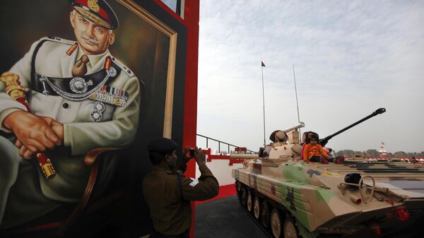 An Indian army soldier photographs his children atop a BMP armored personnel carrier on the occasion of the Indian Army Day in New Delhi, India, Sunday, Jan. 15, 2012. On the left is a portrait of Field Marshal Sam Manekshaw. - Sputnik भारत