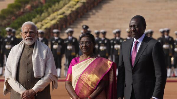 Indian President Droupadi Murmu, center, stands with visiting Kenya President William Ruto, right, and Indian Prime Minister Narendra Modi during a ceremonial reception for Ruto at the Indian presidential palace, in New Delhi, India, Tuesday, Dec. 5, 2023. Ruto is on a three day state visit to India. (AP Photo/Manish Swarup) - Sputnik भारत