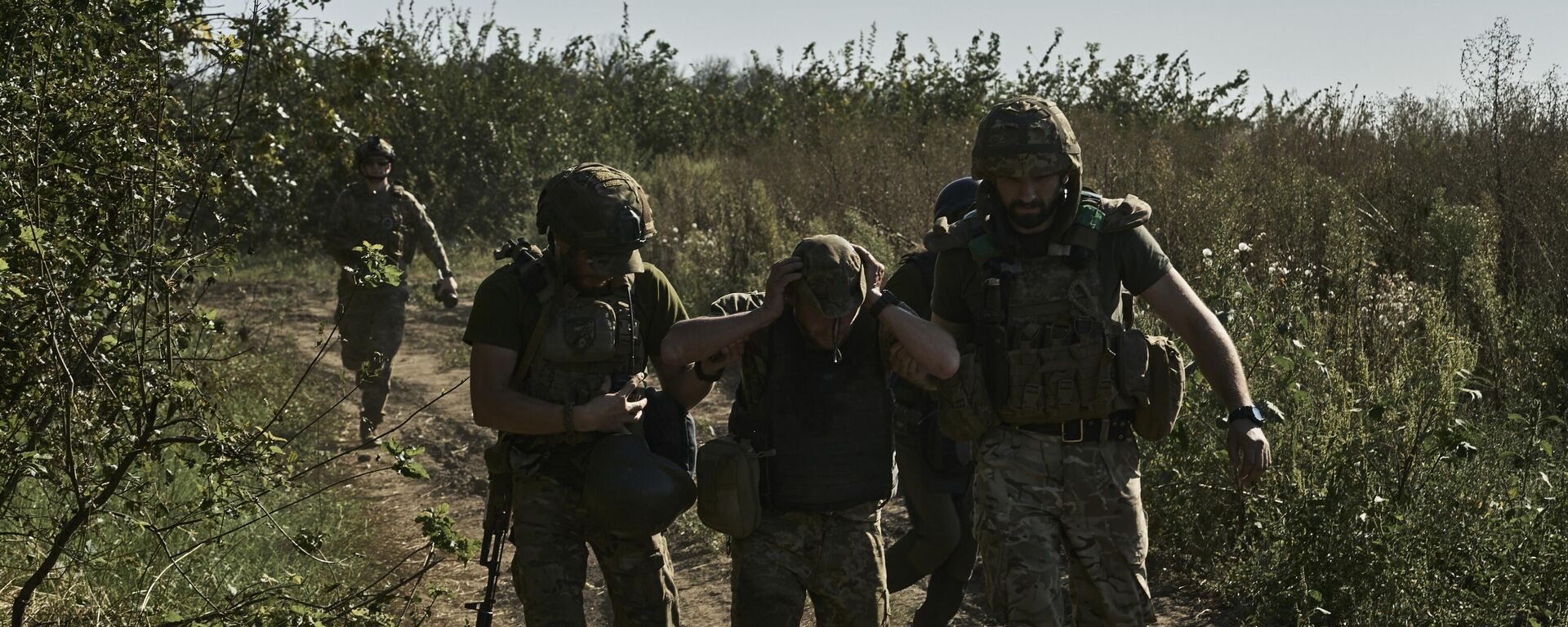 Ukrainian servicemen help to evacuate a wounded soldier on Aug. 30, 2023.  - Sputnik भारत, 1920, 02.01.2025