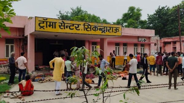 More than 100 people have died after a stampede broke out at a satsang in Uttar Pradesh’s Hathras. - Sputnik भारत