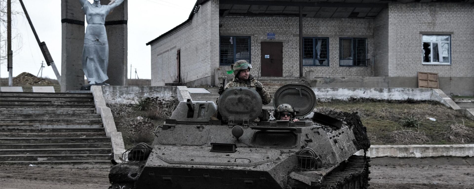 Soldiers of the Ukrainian Army drive a MT-LB vehicle towards the front line near Bakhmut, Donetsk region, on March 11, 2023. - Sputnik भारत, 1920, 03.07.2024