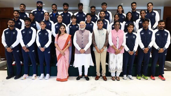 PM Narendra Modi Meets Indian Contingent For Paris Olympics - Sputnik भारत