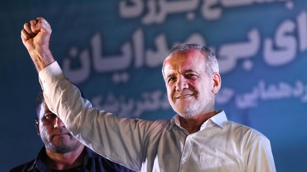 Iranian reformist candidate Masoud Pezeshkian raises his fist as he arrives for his campaign rally at a stadium in Tehran on July 3, 2024. - Sputnik भारत