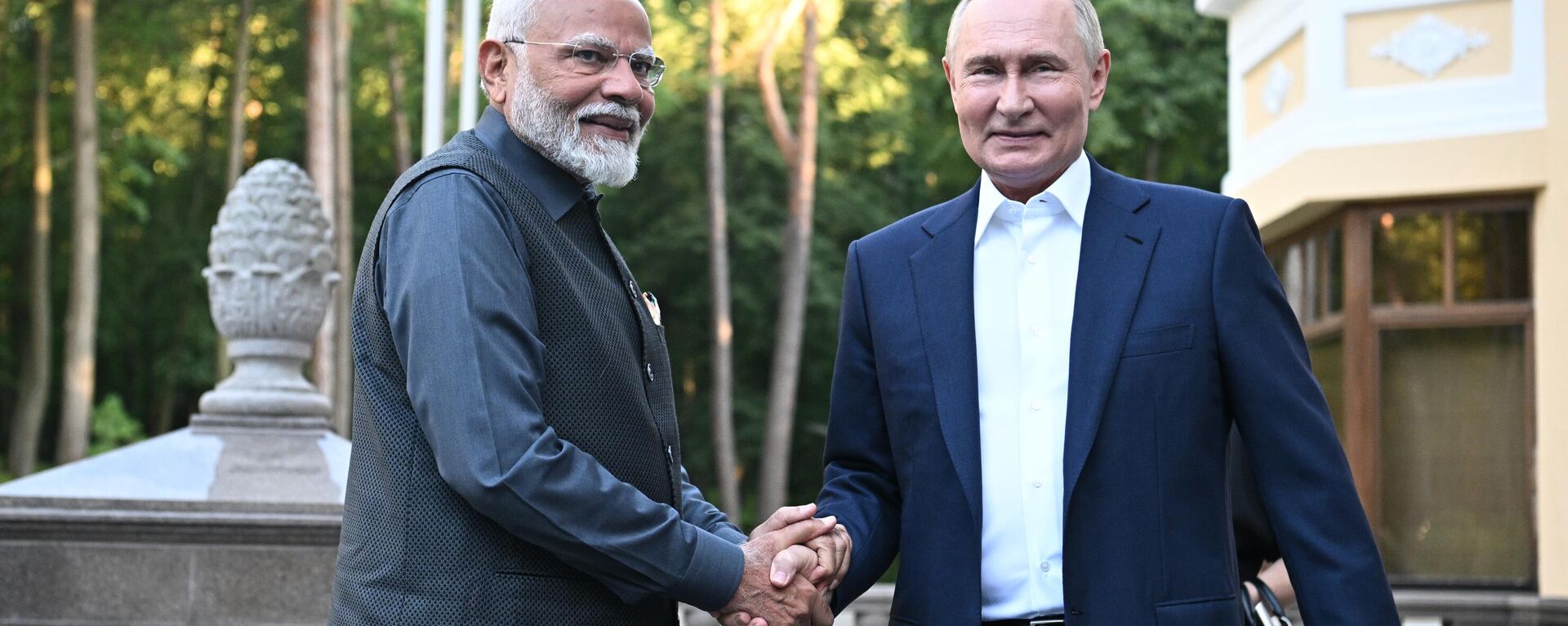 Russian President Vladimir Putin and Indian Prime Minister Narendra Modi during a meeting in Novo-Ogarevo - Sputnik भारत, 1920, 27.08.2024