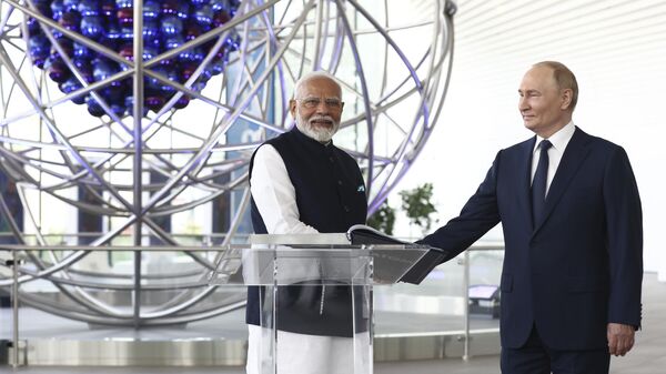 Indian Prime Minister Narendra Modi, left, and Russian President Vladimir Putin visit Atom pavilion at the Exhibition of Achievements of National Economy (VDNKh) in Moscow, Russia, Tuesday, July 9, 2024. (Artyom Geodakyan, Sputnik, Kremlin Pool Photo) - Sputnik India