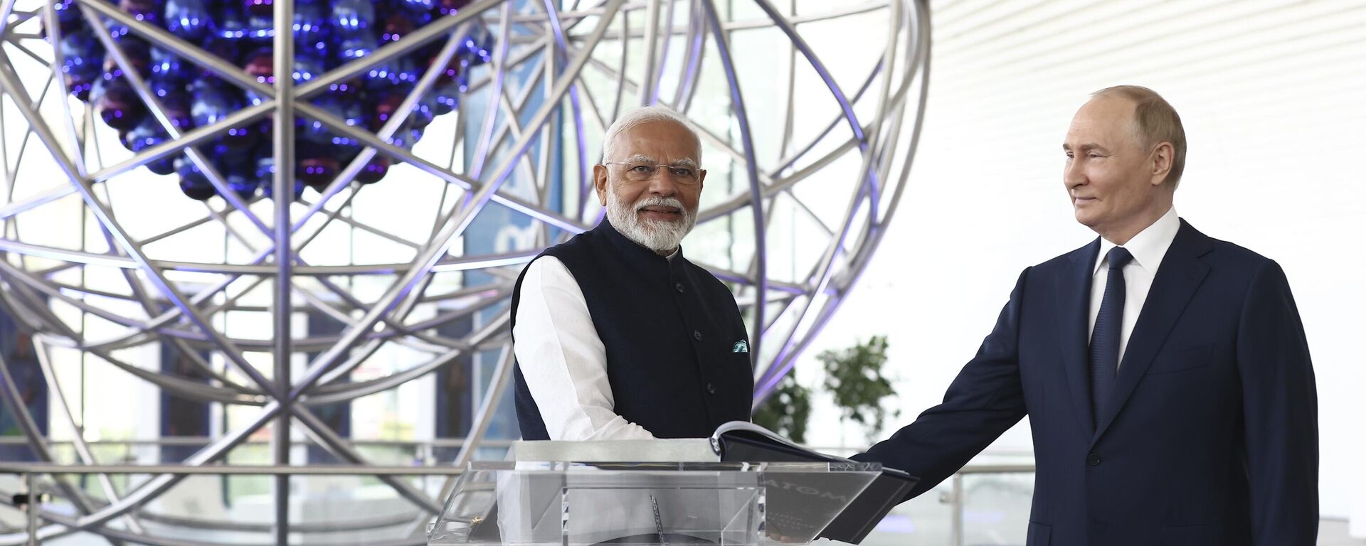 Indian Prime Minister Narendra Modi, left, and Russian President Vladimir Putin visit Atom pavilion at the Exhibition of Achievements of National Economy (VDNKh) in Moscow, Russia, Tuesday, July 9, 2024. (Artyom Geodakyan, Sputnik, Kremlin Pool Photo) - Sputnik India, 1920, 09.07.2024