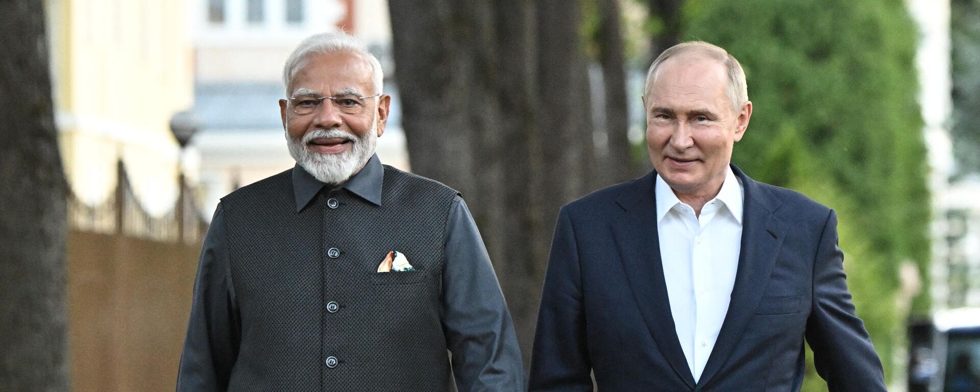 In this pool photograph distributed by the Russian state agency Sputnik, Russia's President Vladimir Putin and Indian Prime Minister Narendra Modi take a walk during an informal meeting at the Novo-Ogaryovo state residence, outside Moscow, on July 8, 2024. - Sputnik भारत, 1920, 10.07.2024