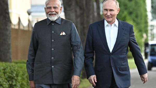 In this pool photograph distributed by the Russian state agency Sputnik, Russia's President Vladimir Putin and Indian Prime Minister Narendra Modi take a walk during an informal meeting at the Novo-Ogaryovo state residence, outside Moscow, on July 8, 2024. - Sputnik भारत