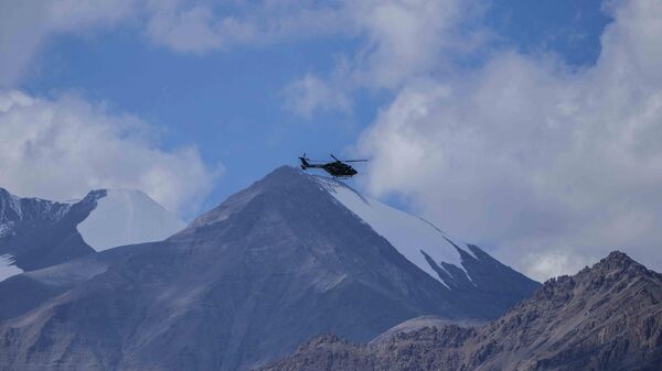 An Indian army helicopter hovers over the town of Leh, Ladakh, India, Thursday, Sept. 15, 2022.  - Sputnik भारत