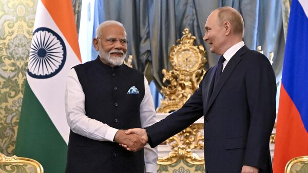 Russian President Vladimir Putin and Indian Prime Minister Narendra Modi shake hands during a meeting at the Kremlin in Moscow, Russia, Tuesday, July 9, 2024. - Sputnik भारत
