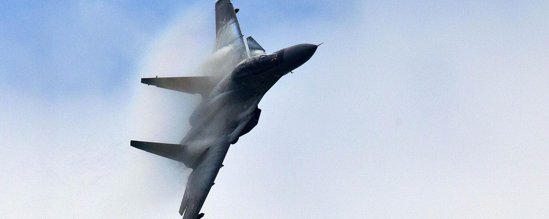 A Sukhoi SU-30 displays its skills during an air show ahead of the anniversary of Indian Air Force and the diamond jubilee celebration of the Tezpur Air Force Station in Tezpur, India, Thursday, Sept. 26, 2019. - Sputnik भारत, 1920, 08.10.2024